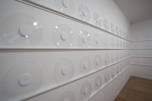 Marco Fusinato, O_King Variations, 2004 (installation view). 100 perspex records. Courtesy of Anna Schwartz Gallery, Melbourne. Photo by Sam Hartnett.