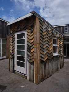 Jacob Hamilton, Rāwhiti-mā-raki, 2021 (installation view). Reclaimed timber. 2980 x 2330 x 3320mm. Commissioned by Te Tuhi, Tāmaki Makaurau Auckland. Photo by Sam Hartnett.