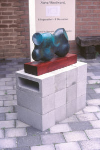 Jo Barwick, The Kiss, 2001 (installation view). Bronze.