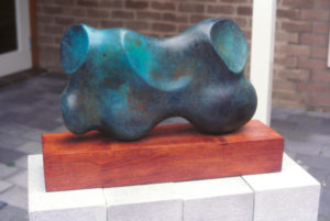 Jo Barwick, The Kiss, 2001 (installation view). Bronze.