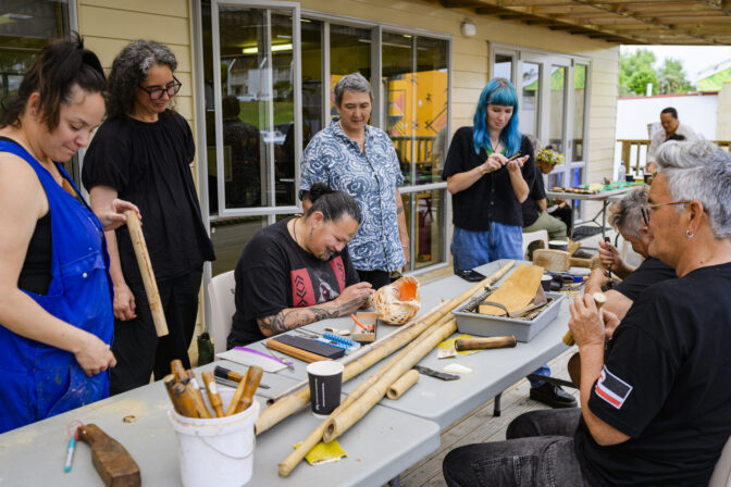 Wahine-carver-wananga_JCZ_4823_hires